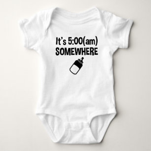 Det är den någonstans roliga 5:00förmiddagen t shirt