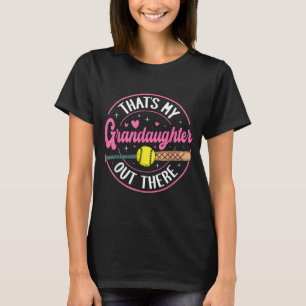 Det Är Dotterdottern Därute Softboll Mormor T Shirt