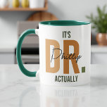 Det är Dr Faktiskt, Anpassad Doktors- PhD- Examen Mugg<br><div class="desc">"Det är faktiskt doktorn Personlig Mugg" är en kvick och charmig hyllning till läkaryrket. Med ett lekfullt ordspel har denna mugg en stilren design som stavas ut "DR." i en modern och söt typsnitt. Den anpassningsbara detaljen tillåter tillägg av ett namn, vilket gör det till en personlig och genomtänkt gåva....</div>