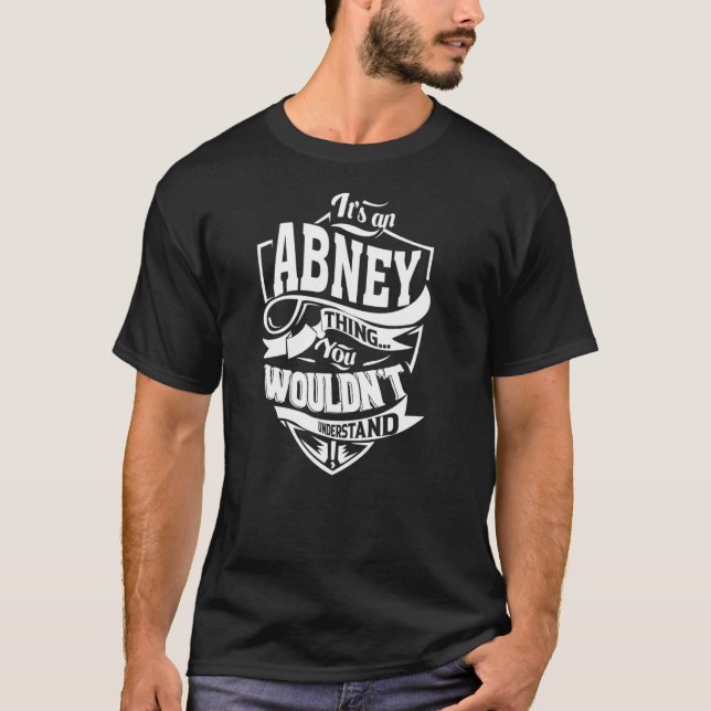 Det är en ABNEY Sak T Shirt (Framsida)