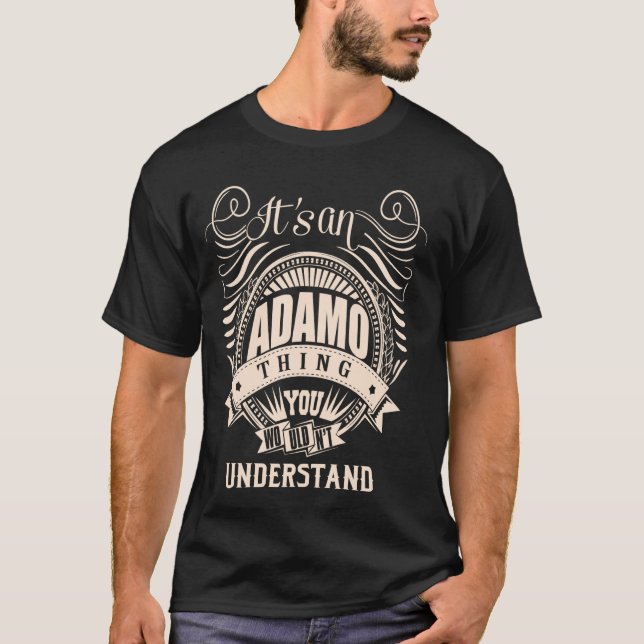 Det är en ADAMO Sak T Shirt (Framsida)