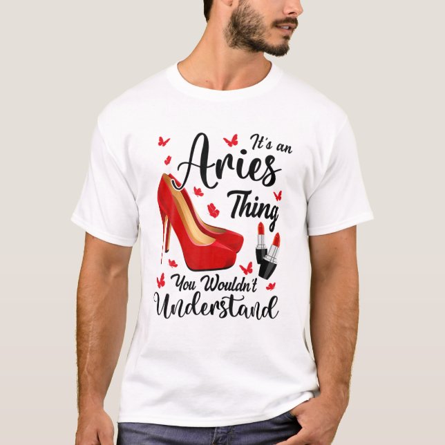 Det är en Aries Sak Birthday Red Heels Astrology Z T Shirt (Framsida)
