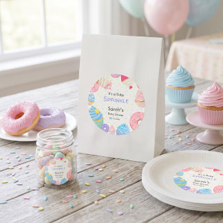Det är en Baby Sprinkle avslappnad babyfest Runt Klistermärke