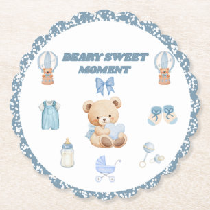 DET ÄR EN BLÅ RUND SKALFORMAD BJÖRN BABYSHOWER UNDERLÄGG PAPPER