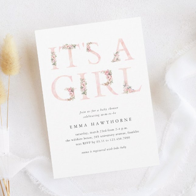 Det är en Blommigt Typography Rosa Baby Shower Inbjudningar (Elegant Pink Floral Typography It's A Girl Baby Shower Invitation.)
