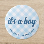 Det är en Boy Gingham Baby Shower Knapp<br><div class="desc">Den här babyduschknappen har en pastellblå och vit gingham-checkbakgrund, vilket framkallar en känsla av sydlig charm. Meddelandet "det är en pojke" i snyggtens kursiva text ser till att knappen fångar upp öga samtidigt som man bibehåller avslappnadens luft elegans. Knappen visar en klassisk diskettenhet, men contemporaryn känns som lämplig för att...</div>