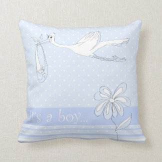 Det är en Boy Strok som ger en Baby Pillow Kudde