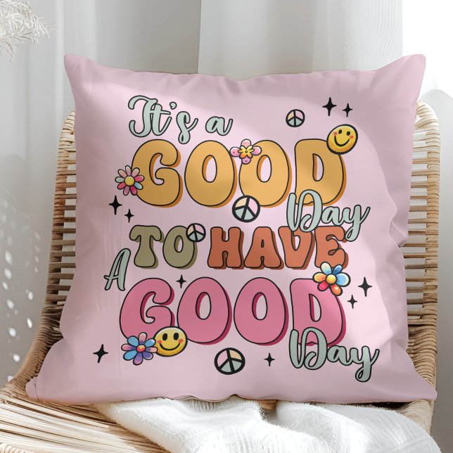 "Det är en bra dag" Retro Färgglad Positivitet  Kudde ("It's a Good Day" Retro Colorful Positivity Throw Pillow on a sunny boho rattan chair.)