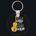 Det är en Cello inte Giant Violin Funny Musician Nyckelring<br><div class="desc">Vintage retro orchestra Music fläkt design för dem som spelar strängmusikinstrument i ett musikband eller en symfoni. Coola klassiskt musikaliskt älskare för cellist, musiker och konstnär. Perfekt för musiklärare i cello, orkester fläkt och de som kärlek spelar cello eller bara kärlek musik. Underbar souvenir, julklapp och födelsedagspresent för familjer och...</div>