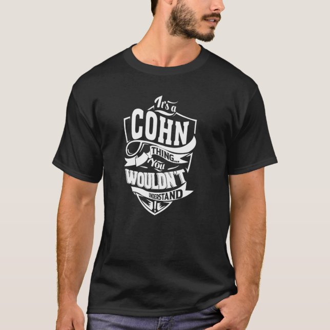 Det är en COHN Sak T Shirt (Framsida)