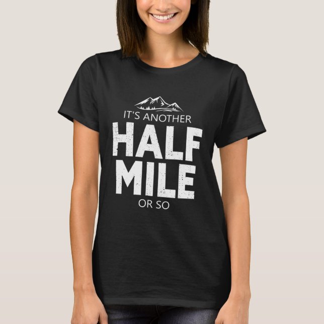 Det är en dryg halvmil bergswandring t shirt (Framsida)