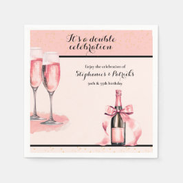 Det är en dubbel födelsedagsfirande rosa champagne pappersservett