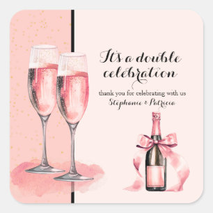 Det är en Dubbla Firande Rosa Champagne Birthday Fyrkantigt Klistermärke