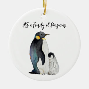 Det är en familj av penguiner vattenfärg teckning julgransprydnad keramik