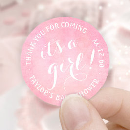 Det är en flicka! Rosa Watercolor Script Baby Show Runt Klistermärke
