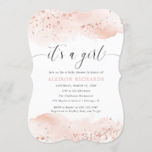 Det är en flicka som har en vattenfärg i ro guld