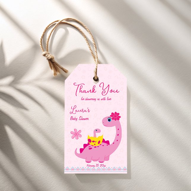Det är en flicka som kläcker snart en babydusch i  presentetikett (It's a girl hatching soon dinosaur mom baby shower gift tags)