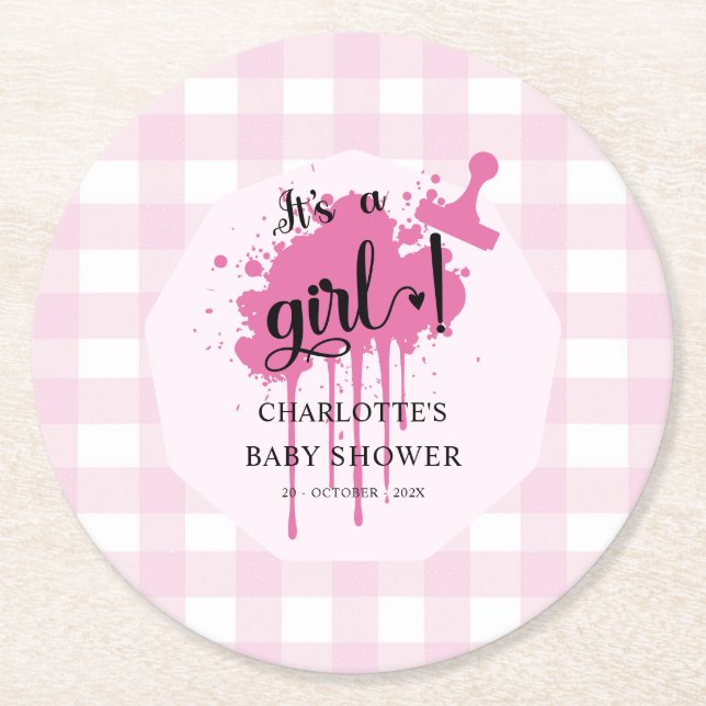 Det är en Girl Cute Pastel Rosa Gingham Baby Showe Underlägg Papper Rund (Framsidan)