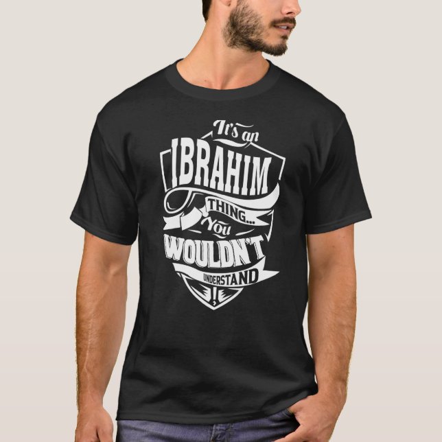 Det är en IBRAHIM Sak T Shirt (Framsida)
