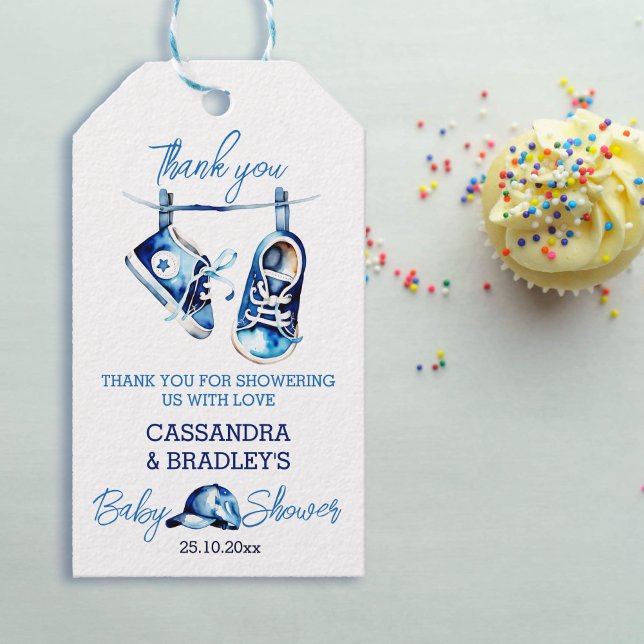 Det är en liten blå baby-skor tack. presentetikett (It's a boy baby shower favor thank you gift tags cute baby sneakers hanging on a line sports cap)
