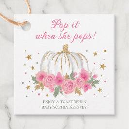 Det är en liten pumpkin-flicka när hon knackar. gåvor etiketter