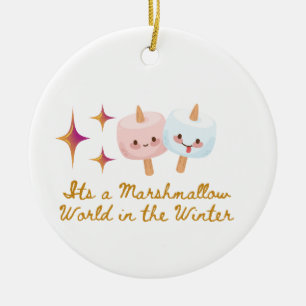 Det är en Marshmallow-värld på vintern på en Julgransprydnad Keramik