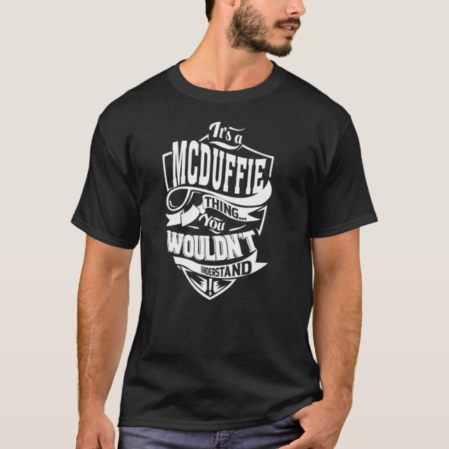 Det är en MCDUFFIE Sak T Shirt (Framsida)