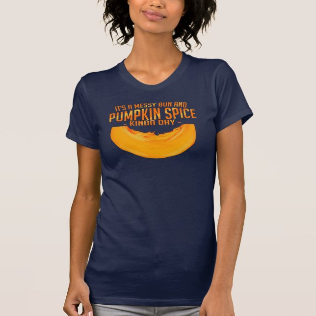 Det är en Messy Bun och Pumpkin Spice Kinda Day T Shirt (Framsida)