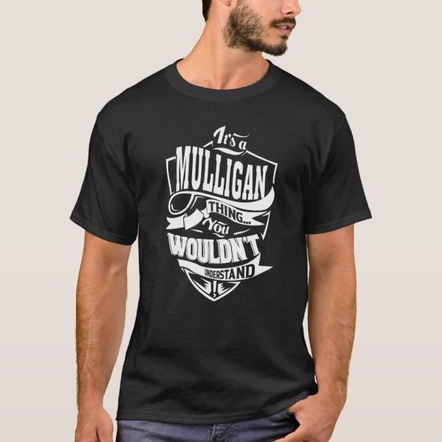 Det är en MULLIGAN Sak T Shirt (Framsida)