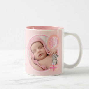 Det är en nyfödd baby-flicka som hedrar minnet av Två-Tonad mugg