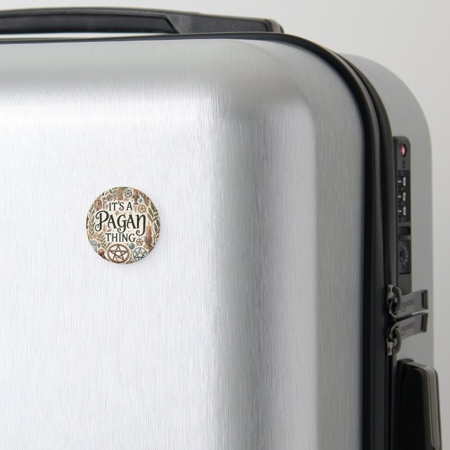 Det är en Pagan Sak - dekorativ magnet (In Situ (Luggage))