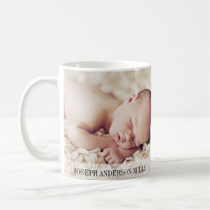 Det är en pojkbarnsfoto för födelseannonsering kaffemugg
