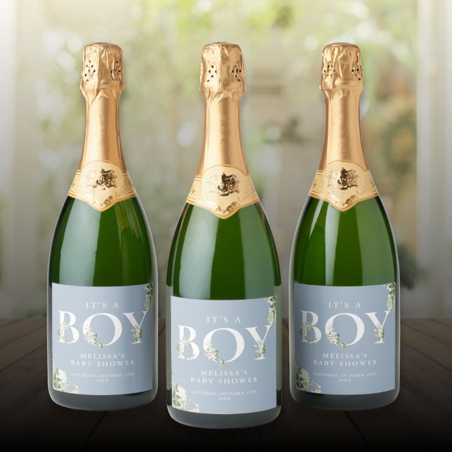 Det är en pojke Greenery Bokstav Dammtor Blå Baby  (Its A Boy Greenery Letter Dusty Blue Baby Shower Sparkling Wine Label)