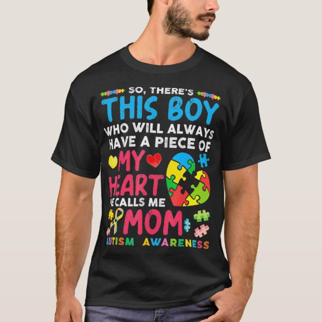 Det är en pojke han kallar mig Mamma Autism Awaren T Shirt (Framsida)