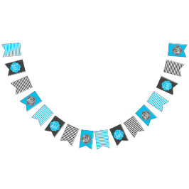 Det är en pojkeblått, och gråttkol görar randig vimplar