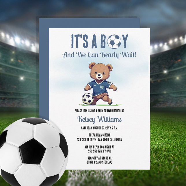 Det är en pojkvän som väntar på fotbollsspelare, b inbjudningar (Cute Blue "It's A Boy and We Can Bearly Wait!" Teddy Bear Soccer Player Boy Baby Shower Invitation)
