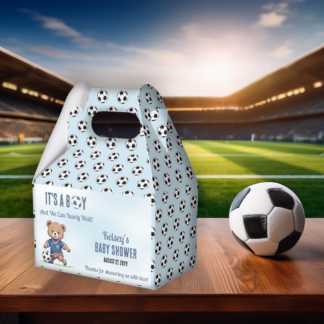 Det är en pojkvän som väntar på fotbollsspelare, b presentaskar (Cute Blue "It's A Boy and We Can Bearly Wait!" Teddy Bear Soccer Player Boy Baby Shower Favor Box)