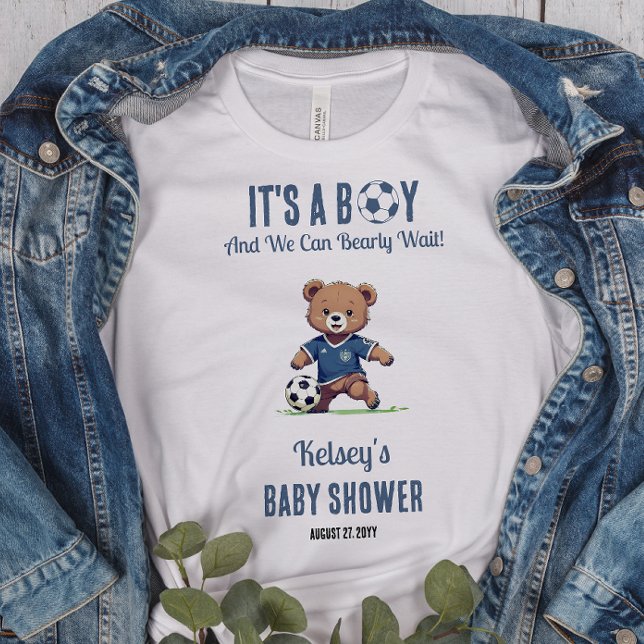 Det är en pojkvän som väntar på fotbollsspelare, b t shirt (Cute Blue "It's A Boy and We Can Bearly Wait!" Teddy Bear Soccer Player Boy Baby Shower Tshirt)