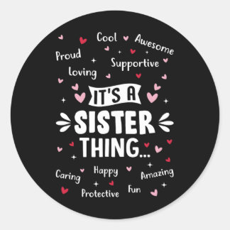 Det är en syster Sak Roliga meningar Cute Sister M Runt Klistermärke