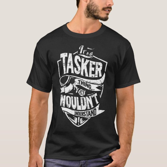 Det är en TASKER Sak T Shirt (Framsida)