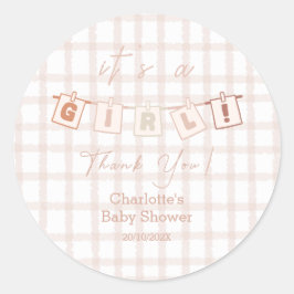 Det är en tjej Söt Brun Gingham Notedry Baby Showe Runt Klistermärke