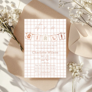 Det är en tjej! Söt brun Gingham-tema Bebisfest Inbjudningar