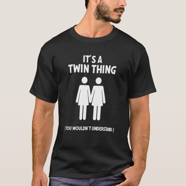 Det är en Twin Sak för Twin Women Sisters Manar Si T Shirt (Framsida)