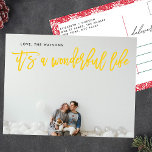 Det är en underbar Gult jul Helg Vykort<br><div class="desc">Det är ett Wonderful Life Helgdagars Photo Postcard-skript i Gult lettering. Tillbaka har en söt blommigt gräns. Lettrande stil. Stor fotodesign. Lycklig,  festlig design. Det är ett underbart liv,  blommor,  rött och vitt,  blommigt ram.</div>