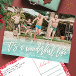 Det är en underbar livstid jul helg vykort<br><div class="desc">Det är ett Wonderful Life Helgdagars Photo Postcard-skript i vit skrift. Tillbaka har en söt blommigt gräns. Lettrande stil. Stor fotodesign. Lycklig,  festlig design. Det är ett underbart liv,  blommor,  rött och vitt,  blommigt ram.</div>