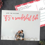 Det är en underbar livstid RED-jul Helg Vykort<br><div class="desc">Det är ett Wonderful Life Helgdagars Photo Postcard-skript i RED-skript. Tillbaka har en söt blommigt gräns. Lettrande stil. Stor fotodesign. Lycklig,  festlig design. Det är ett underbart liv,  blommor,  rött och vitt,  blommigt ram.</div>