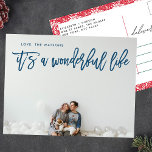 Det är en underbar marin isblå jul helg vykort<br><div class="desc">Det är ett underbar Life-Helgdagar Foto Postcard-skript i Navy Ice Blue-skript. Tillbaka har en söt blommigt gräns. Lettrande stil. Stor fotodesign. Lycklig,  festlig design. Det är ett underbart liv,  blommor,  rött och vitt,  blommigt ram.</div>