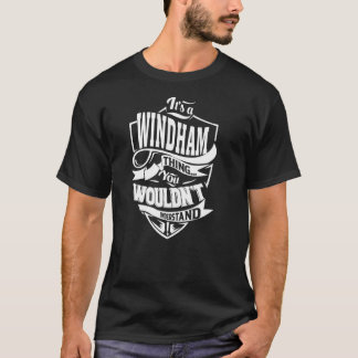 Det är en WINDHAM Sak T Shirt
