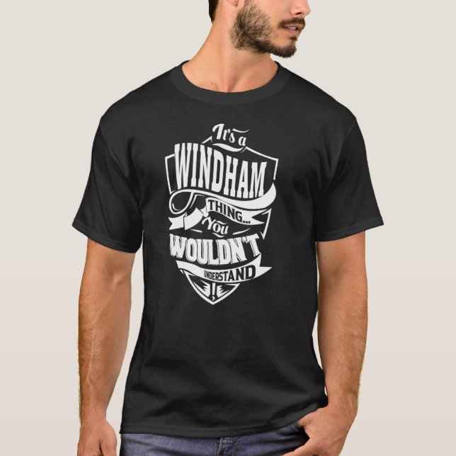 Det är en WINDHAM Sak T Shirt (Framsida)