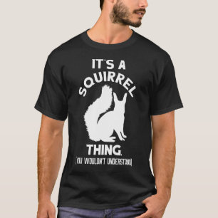 Det är ett ekorredjur i skogen S. T Shirt